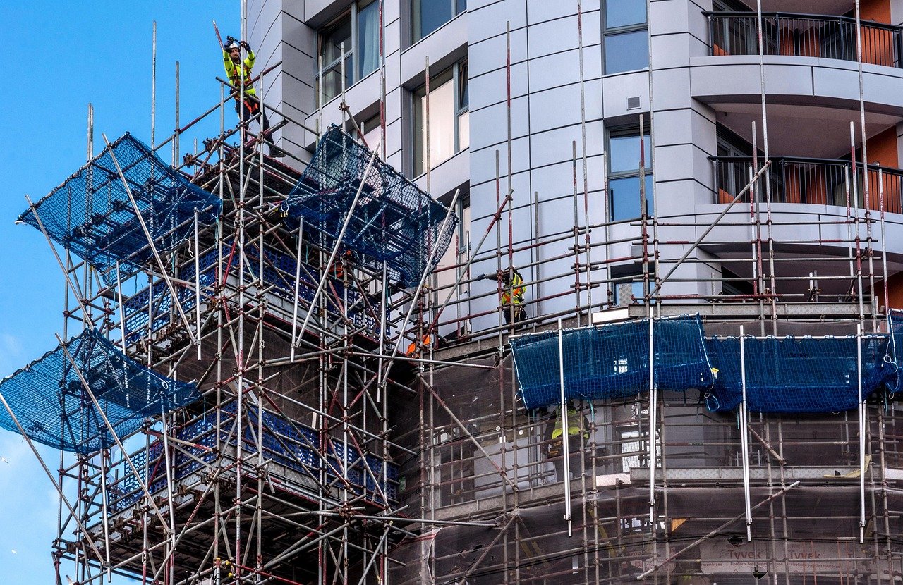 Temporary Roof Scaffolding: When You Need a Roof Cover